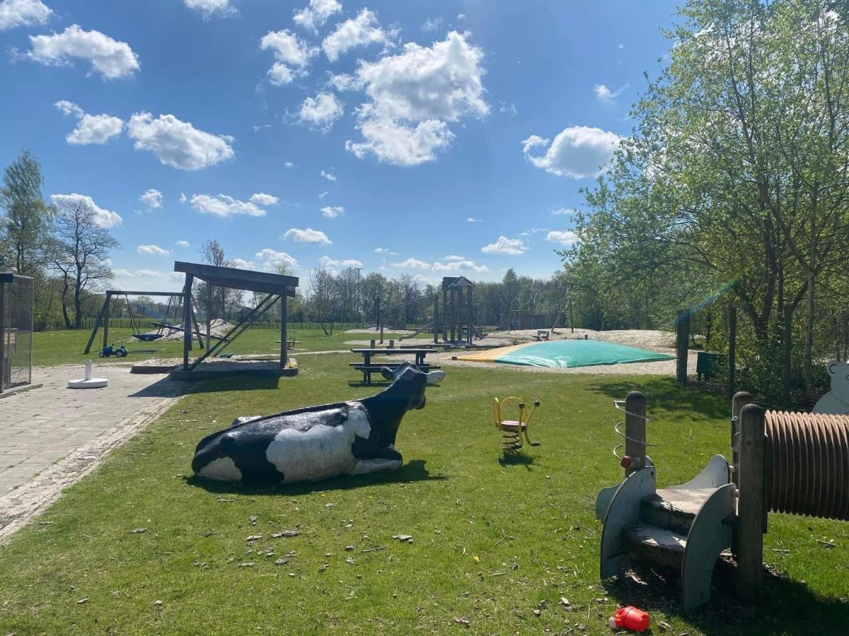 Pipowagens Bij Pannenkoekenrestaurant & Camping De Koppenjan 'Een Uniek Verblijf Met Kinderspeelboerderij' Jubbega-Schurega Kültér fotó