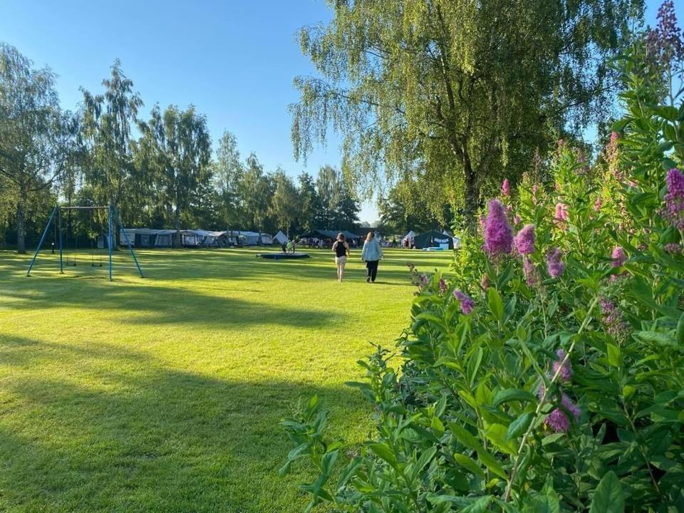 Pipowagens Bij Pannenkoekenrestaurant & Camping De Koppenjan 'Een Uniek Verblijf Met Kinderspeelboerderij' Jubbega-Schurega Kültér fotó